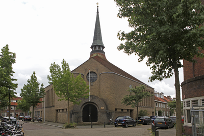 914440 Gezicht op de Wilhelminakerk (Hobbemastraat 35) te Utrecht, met rechts de Paulus Potterstraat.